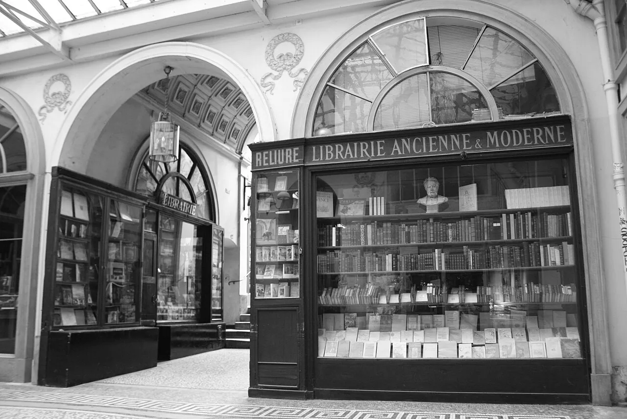 Devanture et livres de la librairie Jousseaume, galerie Vivienne